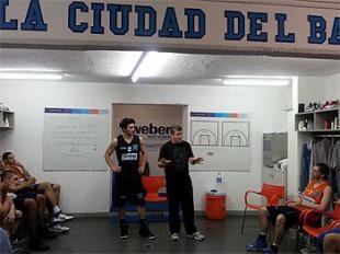 El ex �rbitro Ra�l Ch�ves habl� con el plantel de WBE